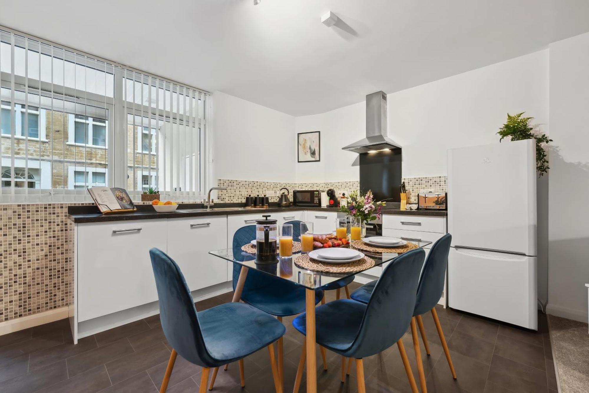 Corinium Lodge - Town Centre Apartment Cirencester Ngoại thất bức ảnh